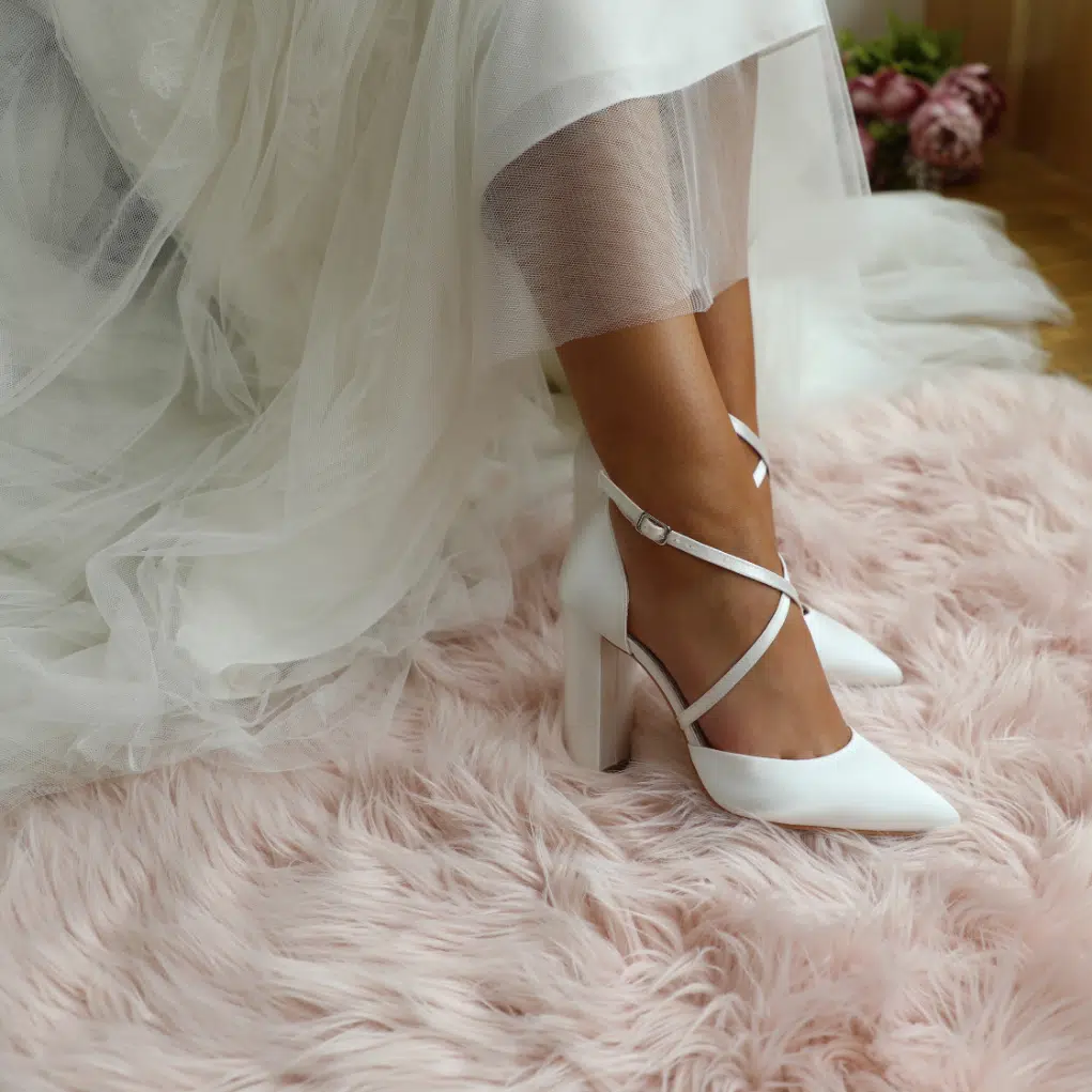 Fashion Ivory 7 cm Thick Heels Pointed Toe Wedding Shoes 2024 Ankle Strap Wedding  Sandals High Heels