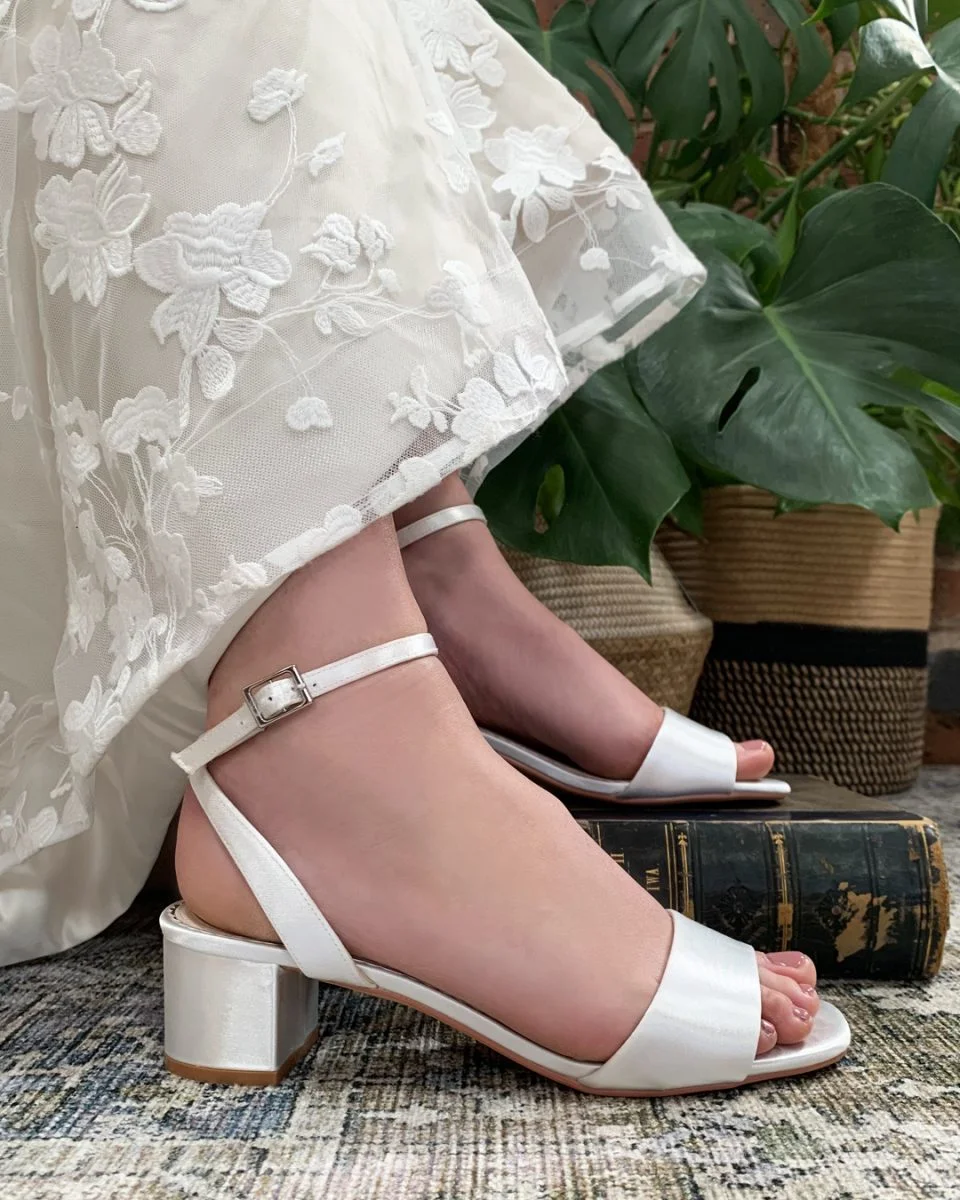 Bridal Shoes in Ivory Lace With Low Heel, Crystals and Rhinestones  Appliques - Etsy